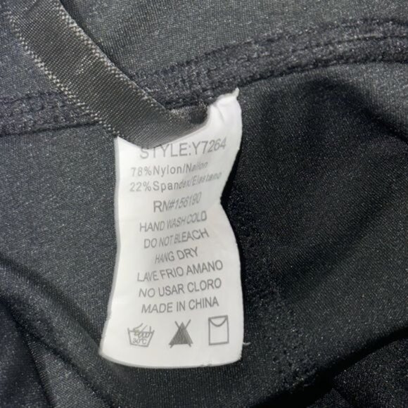 High-Waisted Black Tummy Control Leggings With Hook Closure & Side Pockets - Picture 2 of 8